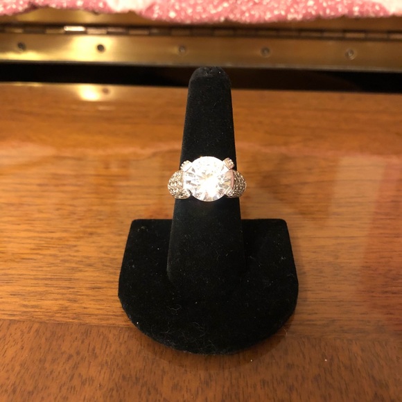 Size 8 women’s silver ring with large CZ - Picture 1 of 3